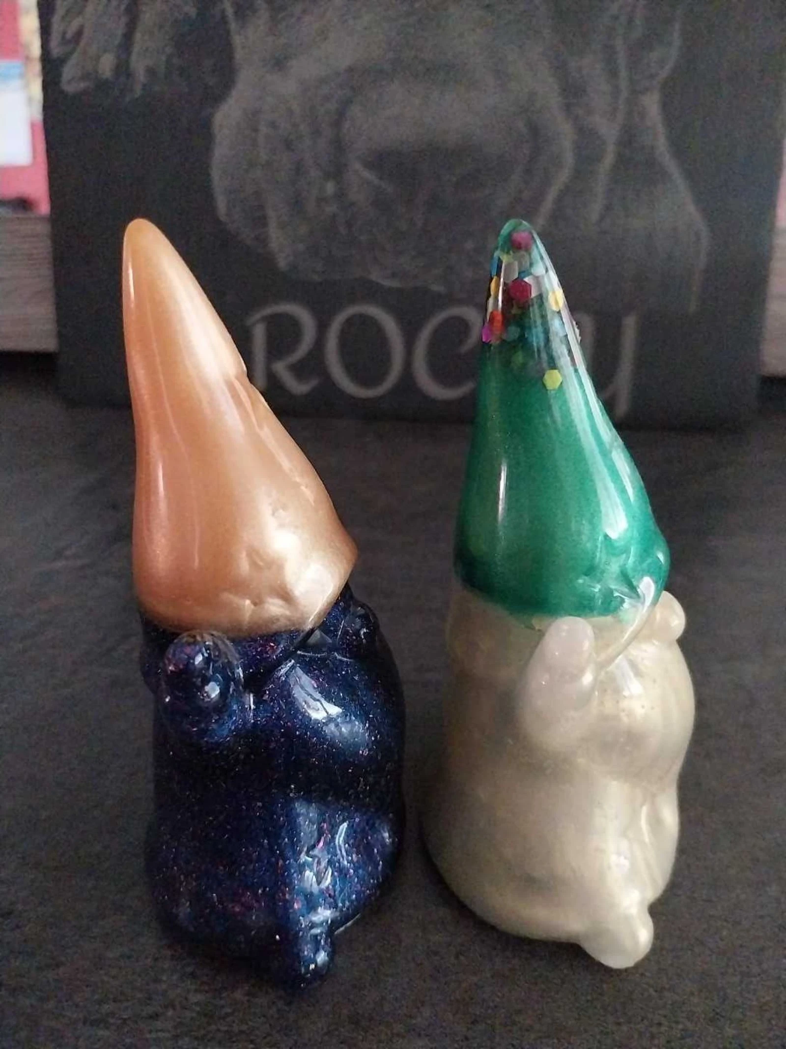 Lote de 2 gnomos decorativos de resina – photo 2